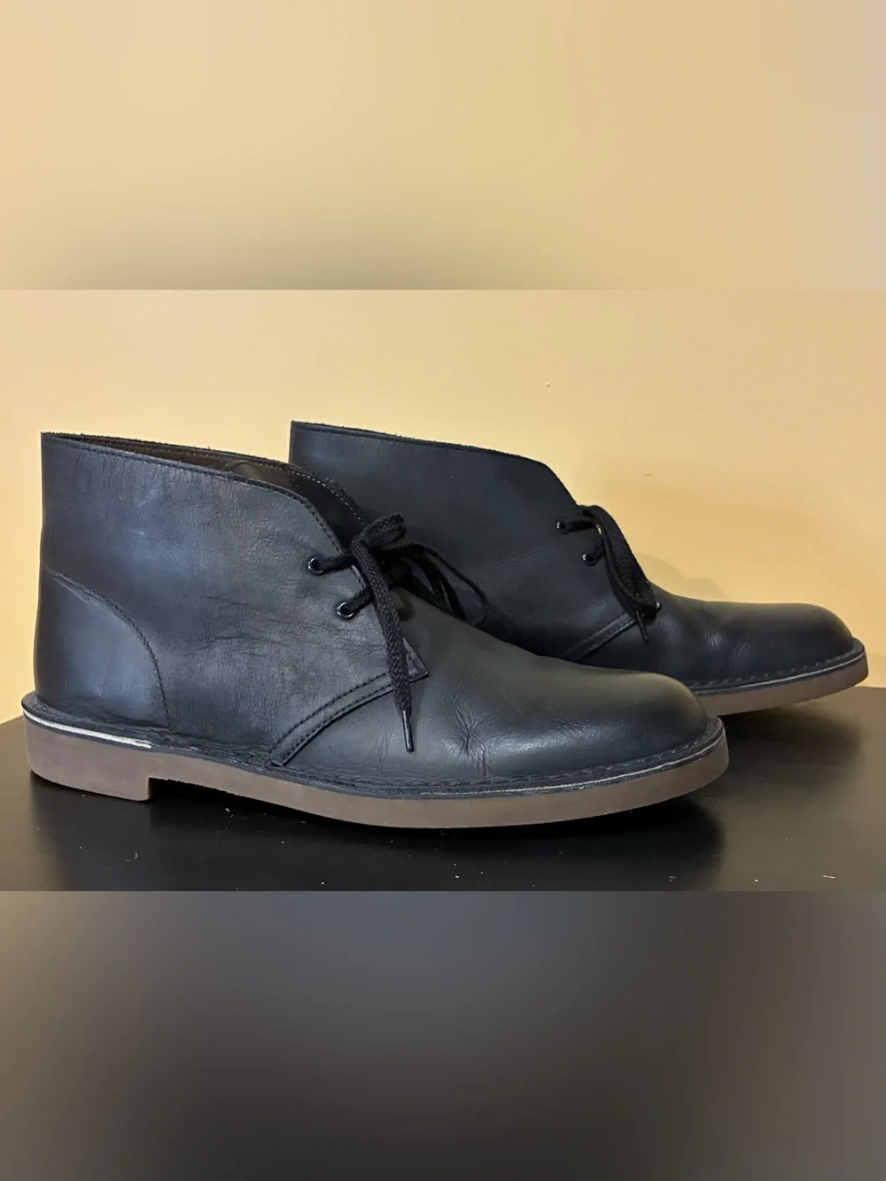 Clarks Boots Men’s Desert Chukka black leather with a two-eyelet design SZ. 10.5